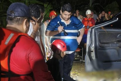 Elementos del Cuerpo de Bomberos llegaron a la escena donde fue hallado sin vida Hipolito Molina