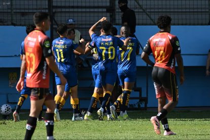 Los jugadores del Delfín SC celebran la victoria ante los morlacos en la fecha 1 de LigaPro.