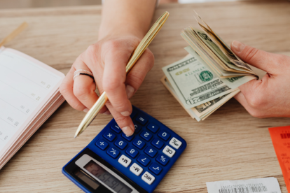 Adultos mayores pueden solicitar la devolución del IVA por compras de primera necesidad ante el Servicio de Rentas Internas.