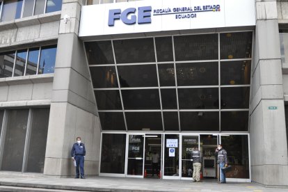 Los sospechosos fueron aprehendidos tras labores de vigilancia policial que evidenciaron un supuesto intercambio de droga por dinero.