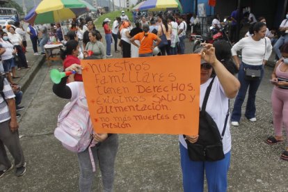 La visita se cumple desde las 11:00 y en los exteriores se realiza un plantón.