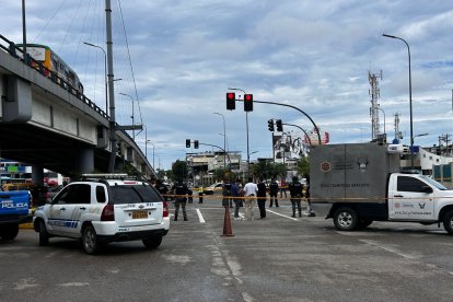 La mujer fue atacada mientras circulaba en su vehículo.