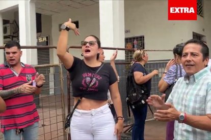 Más de 30 afectados por el incendio del edificio Multicomercio en Guayaquil realizaron un plantón este 24 de febrero de 2026 en las calles Chile y Cuenca. Entre gritos de “queremos trabajar”, exigieron respuestas sobre el regreso a sus hogares, la reapertura de negocios y la demolición del inmueble.