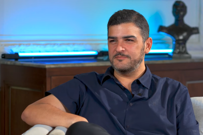 Las cuentas oficiales de Aquiles Álvarez siguen activas mientras cumple prisión preventiva, lo que ha generado dudas sobre quién maneja sus redes