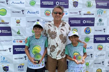 En la premiación de 11 años unificado, Miguel Sanmartin, Jonhny Saldivias y Carlos Bazán.