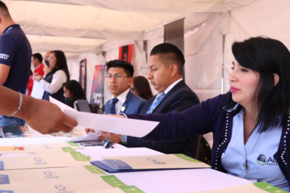 En Ecuador, el 40,5 % de los jóvenes profesionales afirma haber cambiado de empleo