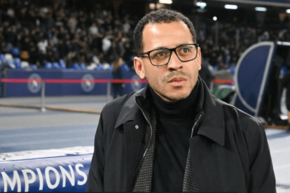 Liam Rosenior da indicaciones durante un entrenamiento del Chelsea, en medio de la nueva etapa que busca consolidar su identidad táctica en la temporada.