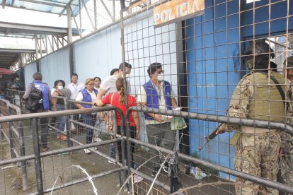 Delegados de las instituciones que integran la Mesa de Emergencia Penitenciaria ingresaron para una visita.