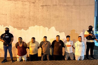 Los seis individuos detenidos en el cantón Simón Bolívar.