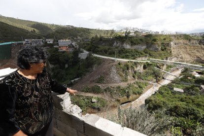 Josefina Guañuna perdió la canalización de aguas servidas con el derrumbe.