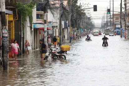 Así se veía El Recreo, en Durán, debido al agua estancada por la lluvia.