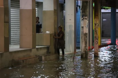 Sectores como Acuarelas del Río y Venecia Central registran inundaciones severas por el temporal en Guayas.