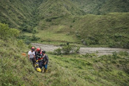 Personal del Cuerpo de Bomberos realizó las labores de recuperación del cuerpo en el río del sector Solamar, parroquia Jimbilla.