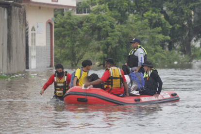 Varios puntos de Milagro continúan inundados este miércoles 25 de febrero.