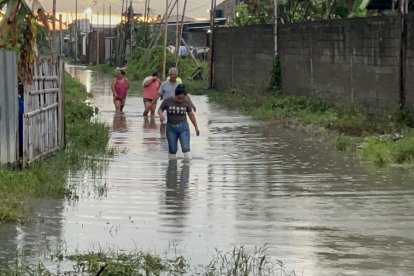 Los vecinos de Mabel tienen que salir con botas de sus viviendas, por la gran cantidad de agua acumulada en las calles.