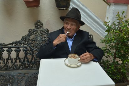 DON JUANITO TODOS LOS DÍAS DEBE COMER SU BUENA TAZA DE CHAPO, PORQUE LE DA ENERGÍAS Y AYUDA A SU DIGESTIÓN, ASEGURA.