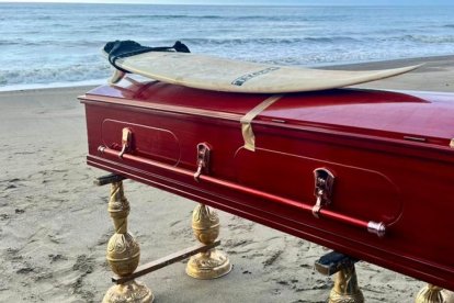 El féretro de Juan Andrés Loor Coppiano fue llevado hasta la arena y frente a las olas que surfeó en vida