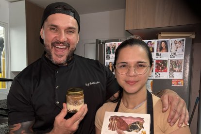 José, presentador y Melanie, doctora, descubrieron que en la repostería está su futuro.

AG-EXTERNOS