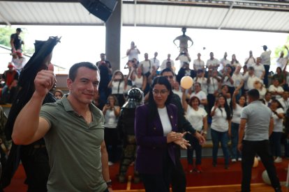Daniel Noboa en la entrega de becas.