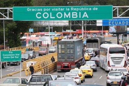 Fotografía que muestra vehículos transitando por el Puente Internacional de Rumichaca, el principal paso fronterizo entre Colombia y Ecuador.