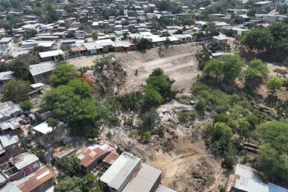 El Comité de Operaciones Emergentes de Portoviejo declaró en alerta roja a la Calle Chimborazo por riesgos de deslizamientos y colapso de viviendas