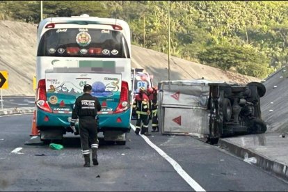 Un bus y un camión protagonizaron un choque en la Panamericana Norte, en Oyacoto.