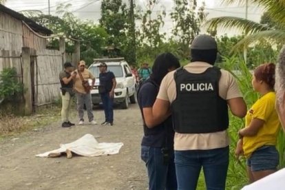 Agentes de la Policía realizan las investigaciones para esclarecer el doble crimen.