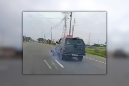Accidente en vía a Salitre: imágenes del vehículo arrastrando la moto.