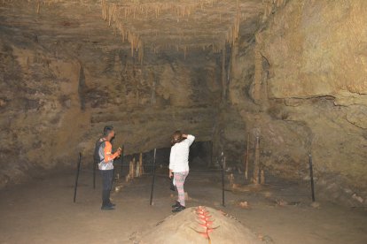 VISITANTES RECORREN LA CUEVA Y OBSERVAN LA PARTE SUPERIOR DONDE SE CREE DESCANSA LA CHAMÁN QUE PROTEGE EL LUGAR.

AG-EXTERNO
