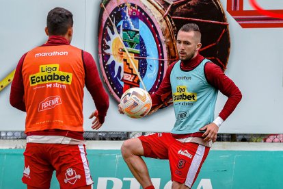 Técnico Universitario recibe a Orense en el estadio Bellavista.
