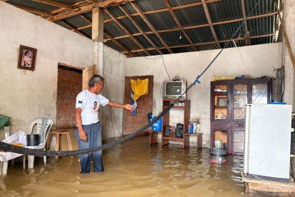 En la casa de Augusto Jiménez han tenido que elevar varios de sus enseres por la inundación.