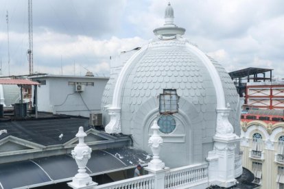 El equipo de mantenimiento del Palacio Municipal se activó tras el desprendimiento de un elemento ornamental en la cúpula noroeste, registrado en la madrugada de este viernes