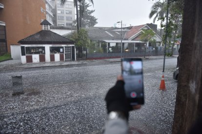 La intensa granizada dejó calles y vehículos cubiertos de blanco en varios sectores de Quito, generando asombro entre los ciudadanos