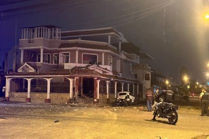 En este estado quedó el inmueble atacado en el  barrio La Aurora, tras la detonación.
