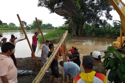En el cantón Salitre colocan sacos de arena en muro que colapsó.