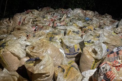 Material aurífero, explosivos, generadores eléctricos y una planta de procesamiento fueron incautados durante los allanamientos ejecutados por la Policía Nacional del Ecuador en el cantón Celica.