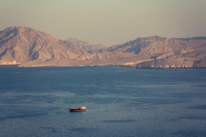 Vista del Estrecho de Ormuz, paso clave por donde transita cerca del 20 % del petróleo mundial.