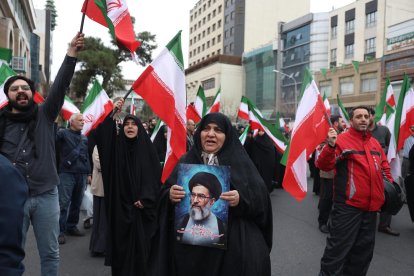 Iraníes se reúnen durante protestas anti-EE.UU. e israelíes en Teherán, con un retrato del líder supremo iraní, Ali Jameneí.