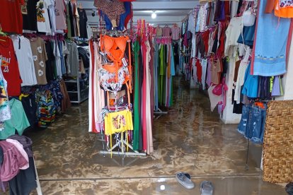 El lodo logró ingresar a los locales comerciales en el centro del cantón Playas.