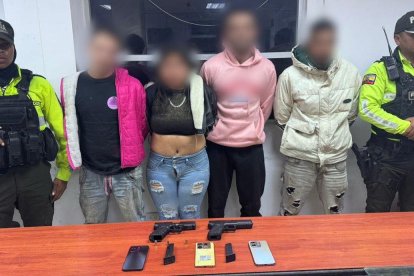 Tres hombres y una mujer fueron detenidas por secuetrar a una persona en Quito.