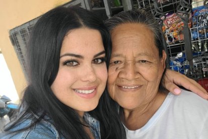 La creadora de contenido Alebamaaa (izquierda) y doña María Delia se juntaron para dar vida a ‘La abuelita de la tienda’.