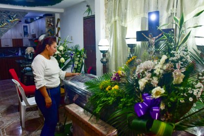 Familiares de la ciudadana la velaron en total consternación.