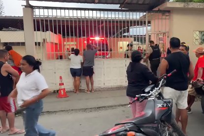 Familiares y vecinos se concentran afuera del centro de salud de La Concordia, mientras agentes y paramédicos confirman el fallecimiento de José Moya