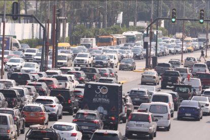 Residentes de Samborondón tardan horas en el tráfico.