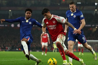 Piero Hincapié domina el balón en el duelo entre Arsenal y Chelsea de Moisés Caicedo.