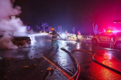 En la vía El Carmen - Chone fue hallado un vehículo incinerado. La Policía sospecha que fue usado por los pistoleros