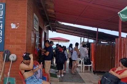 Turistas enfrentan molestias durante su estadía en el balneario.