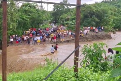 En la comuna Dos Mangas el río se desbordó y dejó a varias familias afectadas que buscaban pasar en la zona