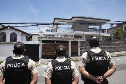 Agentes policiales vigilan la casa para prevenir nuevos altercados.