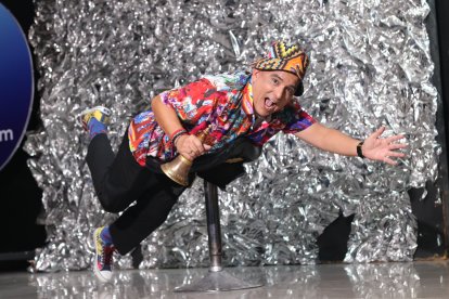 A Caterva no le importa que lo critiquen por su forma de hablar y vestir para dar noticias.